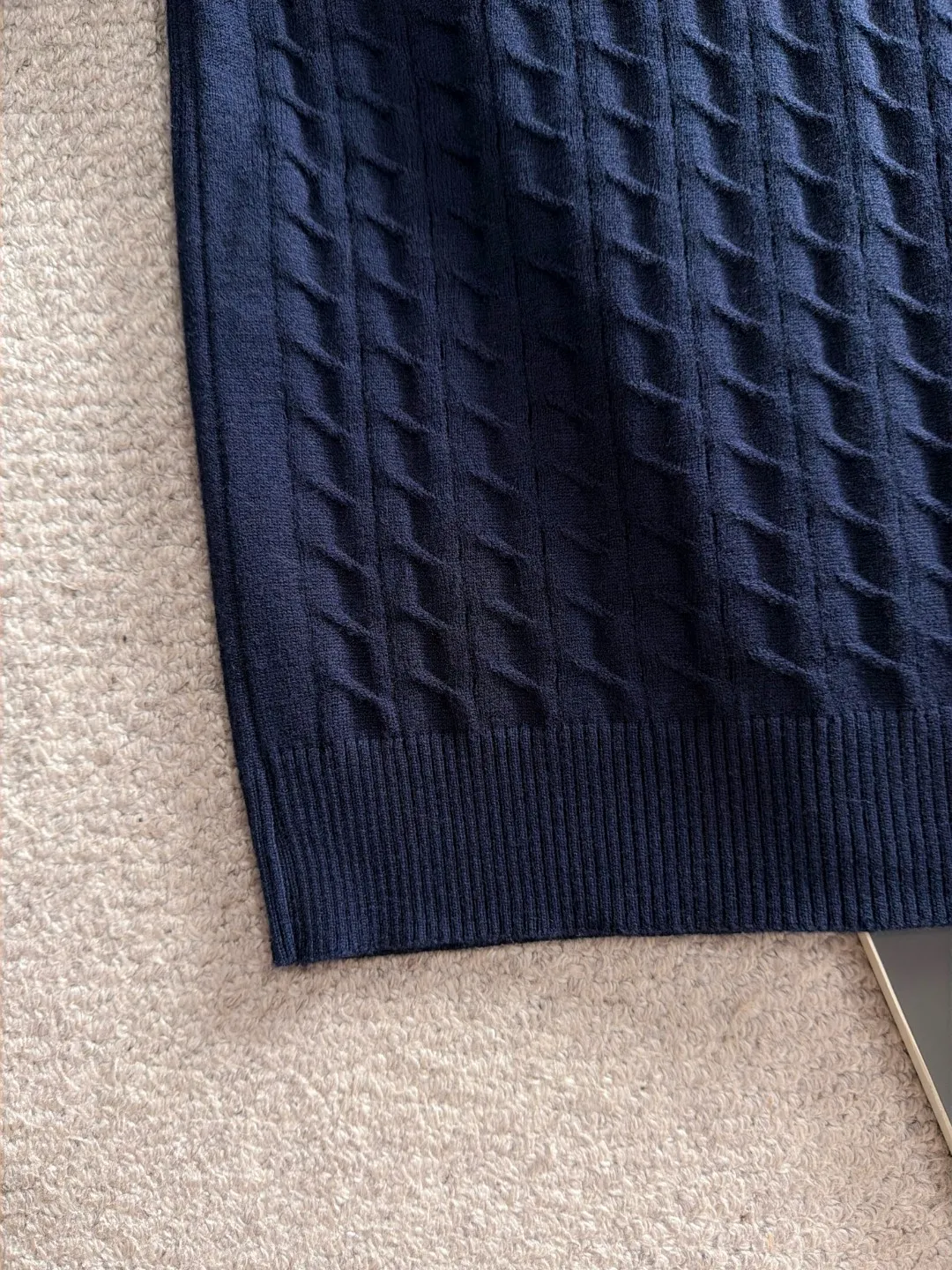 Next day shipment P195 Hermès High Quality 2026 Autumn and Winter latest sweaters from the official website, on sale at the counter at the same time Hot Sale! Specially made of wool blended fabric. It feels comfortable and can be directly in contact with the skin. The logo badge is exquisitely embroidered, which is extremely eye-catching! The details highlight the fashionable charm of big brands. Exquisite workmanship. Three-dimensional cutting style. The wearing effect is invincible and handsome! All three standards are complete! Sizes:M-3XL